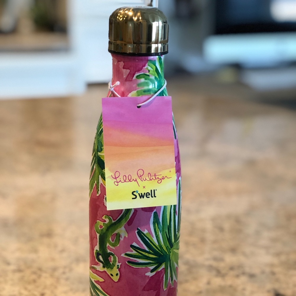 Lilly Pulitzer 17oz swell bottle
